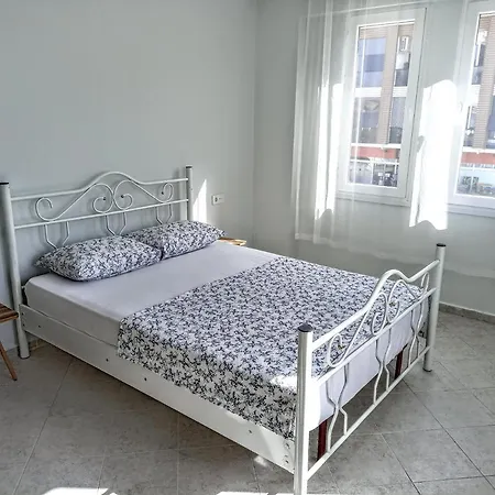 Apartman Fethiye Merkezde Ferah Ve Balkonlu 2+1 Daire